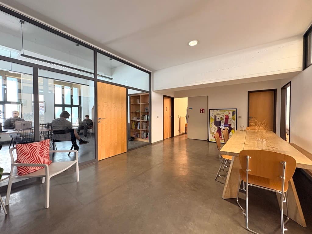 Offener Bürobereich mit Glaswänden