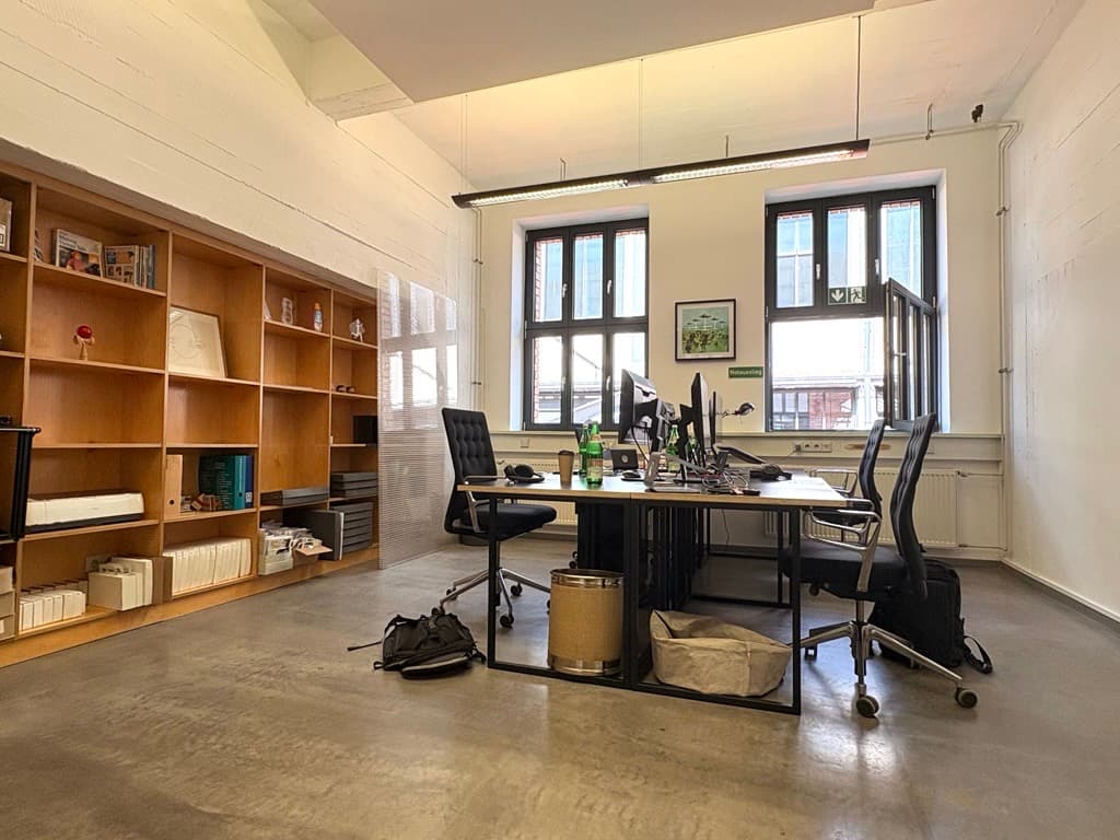 Arbeitsplatz mit Bücherregal